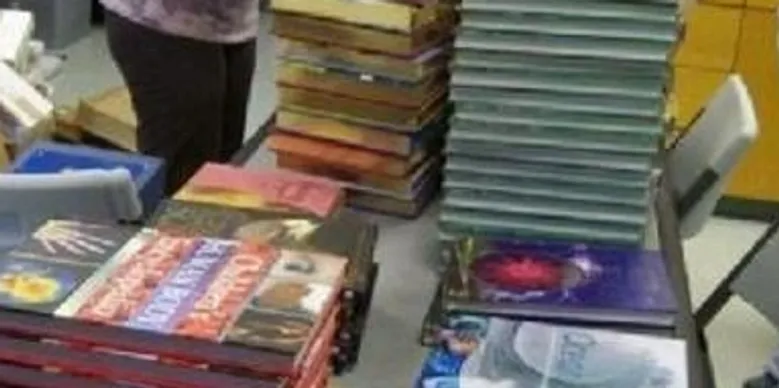 A room filled with lots of books and magazines.